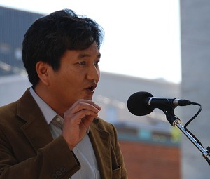 Salai Bawilian speaks at the CFOB rally in Ottawa, In support of monks marching in Burma (Samira Bouaou)